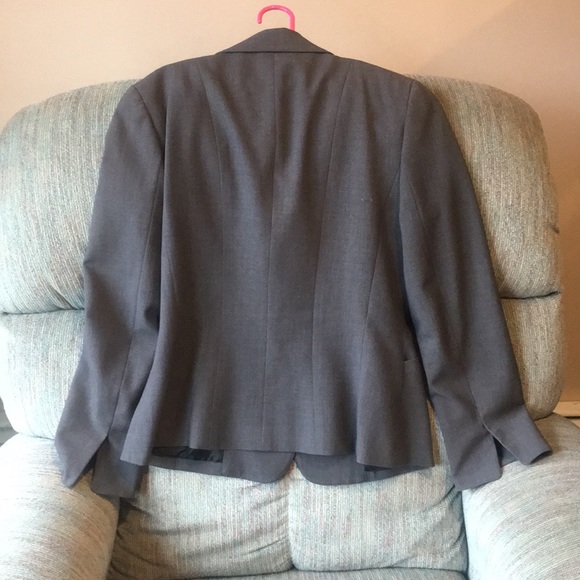 *24 HR SALE* Tahari suit jacket 8P - Picture 3 of 7